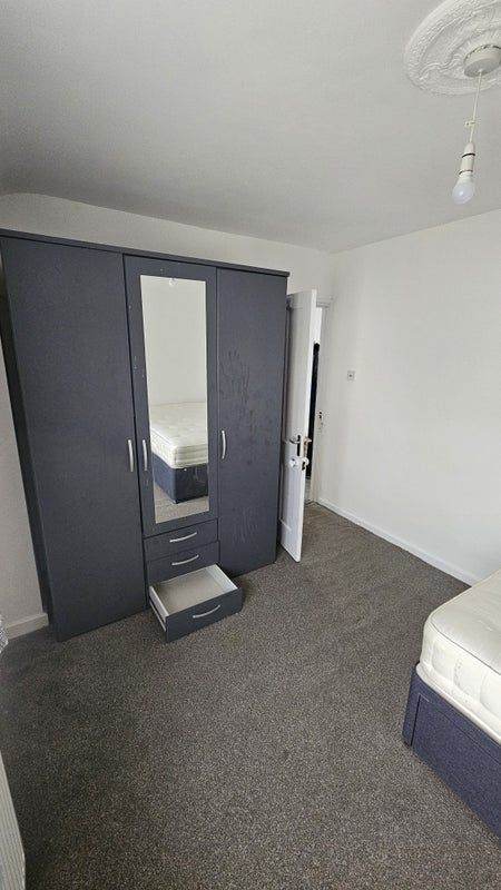 Double room in large house. Big garden. Station 10min walk