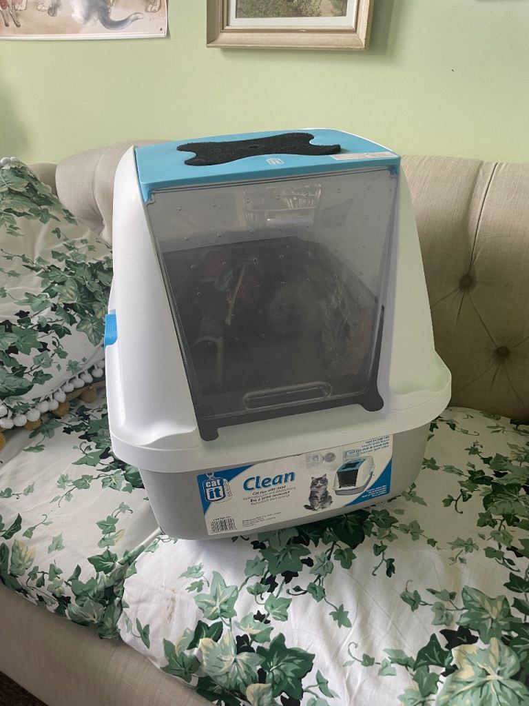 Cat litter tray with cover 
