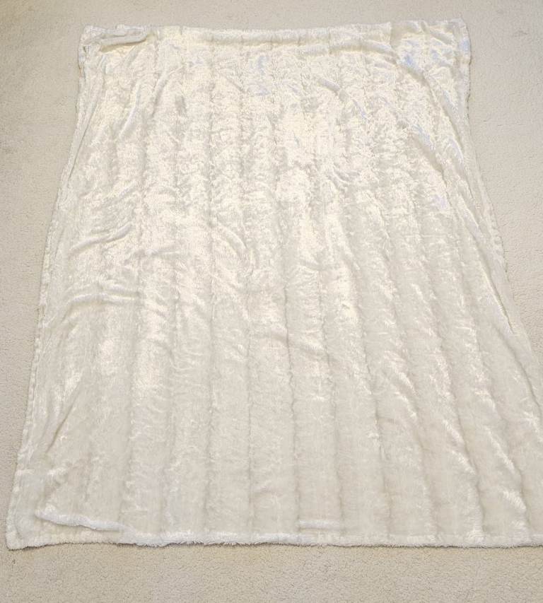 White Thick and Warm Fleece Throw Blanket for Bed or Couch (160cm by 130cm).