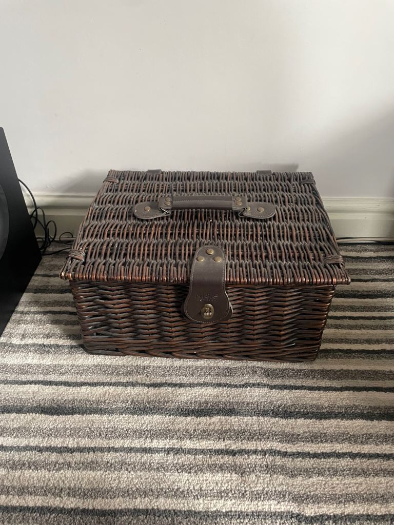 Hamper wicker basket 
