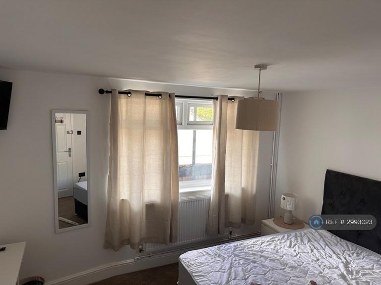 1 bedroom in Orchard Lea, Pill, Bristol, BS20 (#2993023)