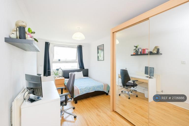 3 bedroom flat in Barleycorn Way, London, E14 (3 bed) (#2726866)