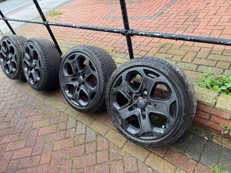 Ford ST alloys 18inch with four new tires 