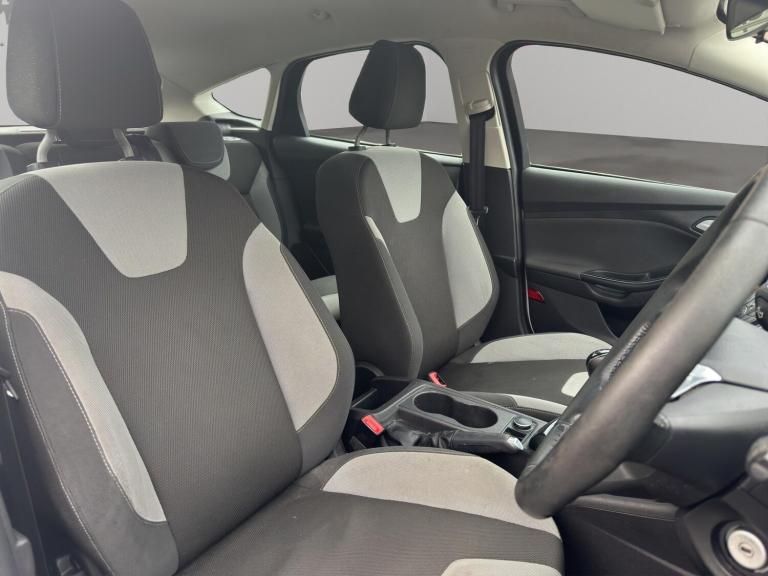 2013 Ford Focus 1.6 Zetec Euro 5 5dr HATCHBACK Petrol Manual