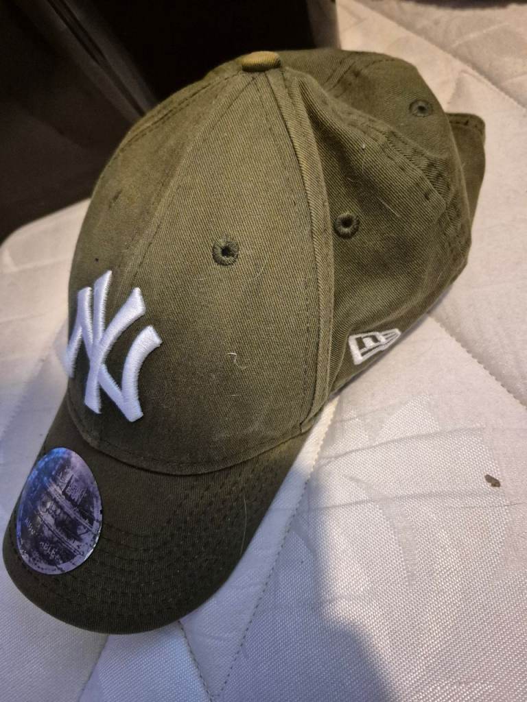 New Era 9FORTY NY Yankees Cap – Green, Good Condition