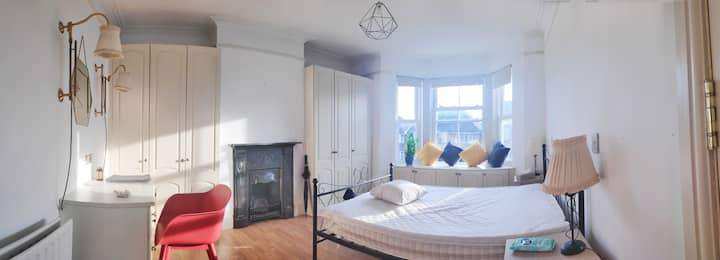 West London Hayes** 7 min walk to station