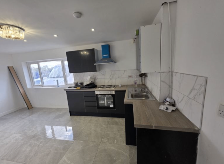 Modern 2-Bedroom Flat | Renovated | Fitted Kitchen | Parking | Prospect Row, Dudley - DY2