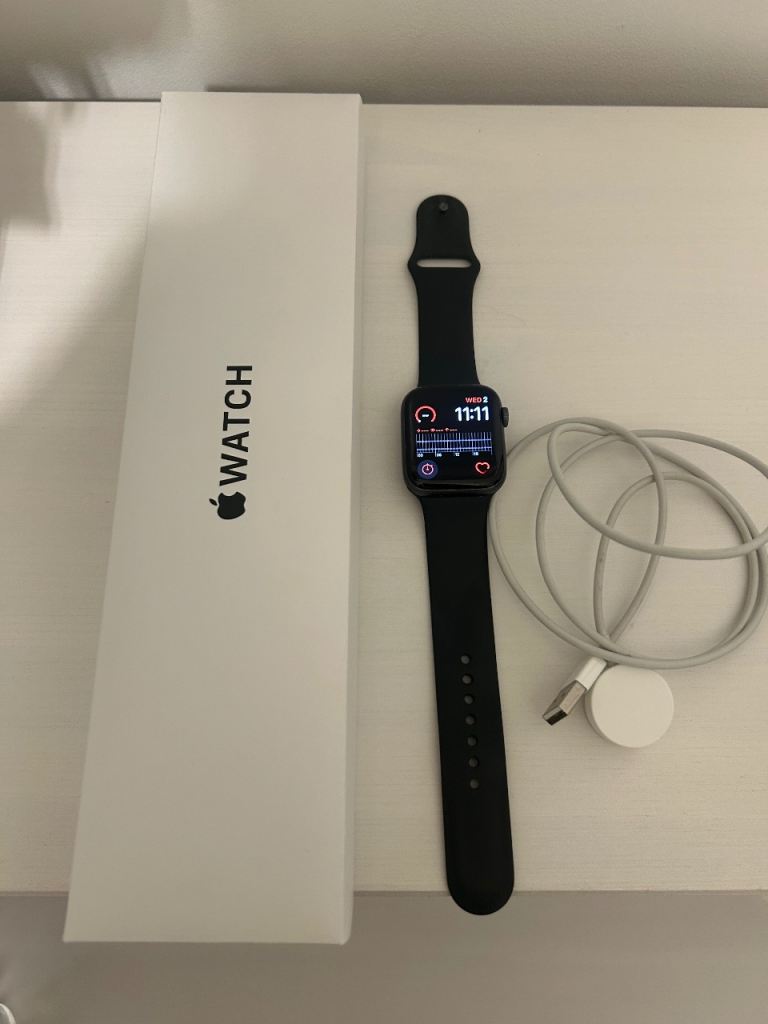Apple Watch SE 44mm Black – Fantastic Condition
