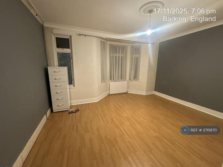 5 bedroom house in Park Avenue, Barking, IG11 (5 bed) (#2715870)