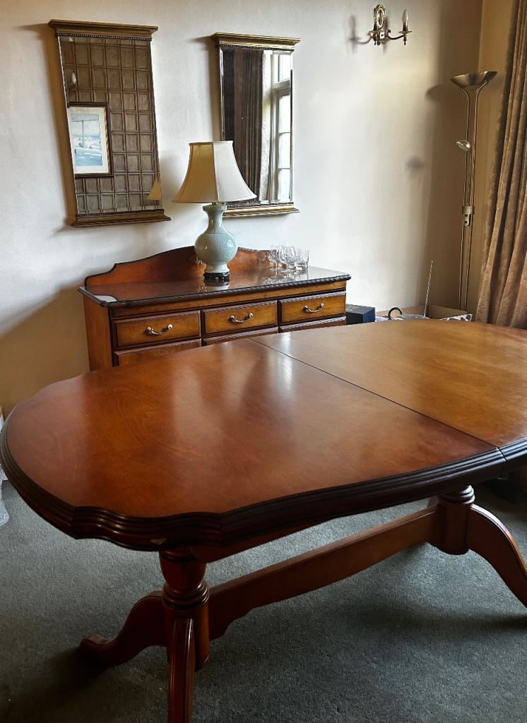 John E Coyle Ltd Dining table 6 chairs (2 carver) 