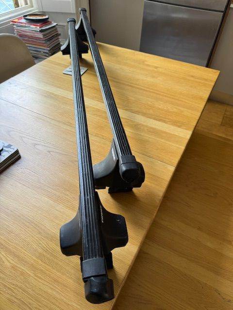Thule Roof Rack Square Bar (135cm) and foot pack suitable for cars without roof rails
