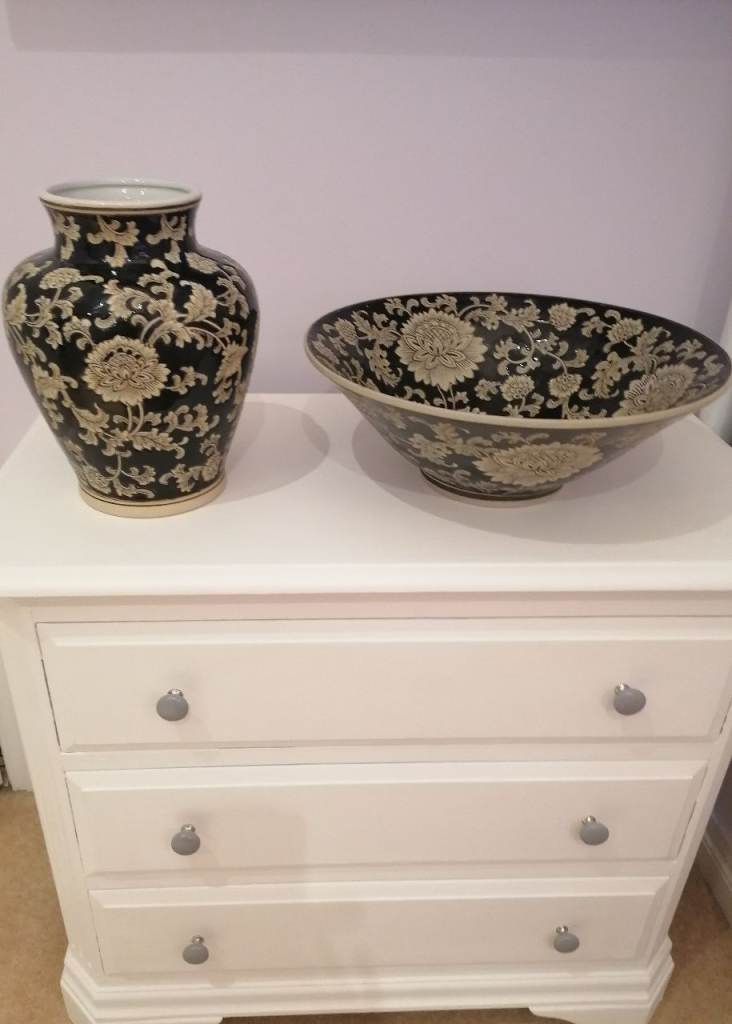 Beautiful black Indian Jane Mandalay bowl. 