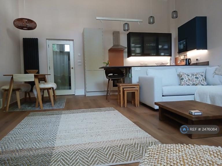 1 bedroom flat in Penywern Road, London, SW5 (1 bed) (#2476084)
