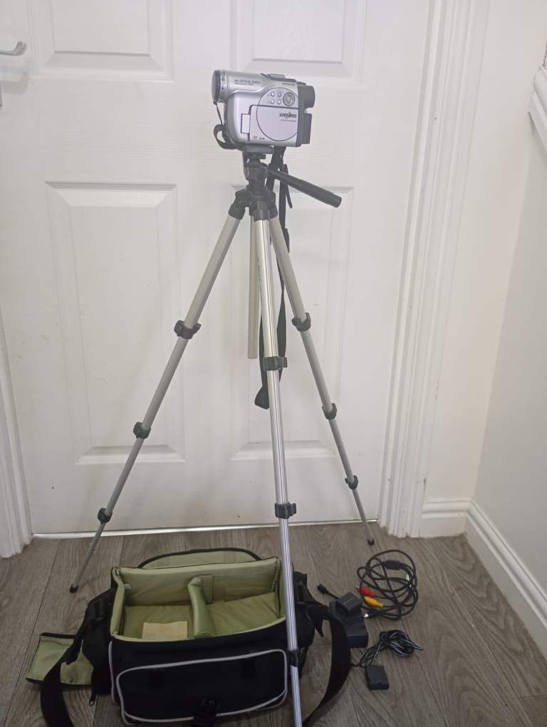 Hitachi DZ-MV580E DVD Camcorder with Tripod and Bag