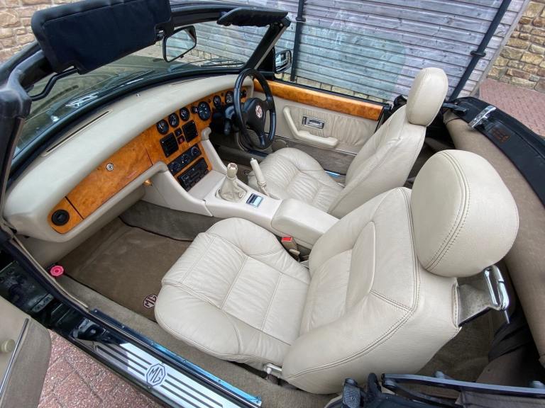 MG RV8 4.0 CONVERTIBLE WOODCOTE GREEN * TOP GRADE * 31000 MILES WITH 12 SERVICE 