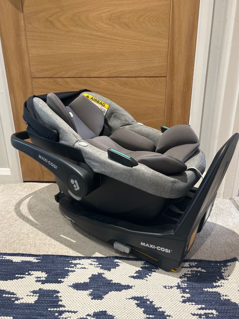 Like-New Condition Maxi Cosi Car Seat with ISOFIX base