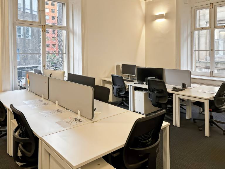 Manchester - M2 4WQ \ Hot Desk in a Ready-to-Use Coworking Space