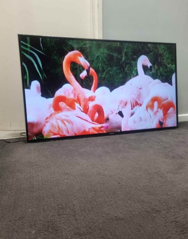 50 inches Samsung WiFi UHD HDR LED TV with REMOTE, Wall bracket £140