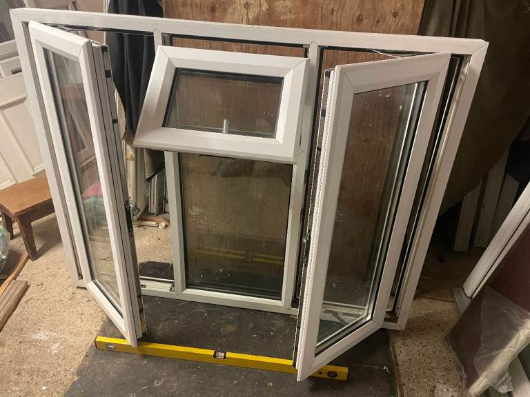 H 118 x W 152 cm - UPVC DOUBLE GLAZED WINDOW - CLEAR GLASS - GOOD CONDITION (REF: LJ188)
