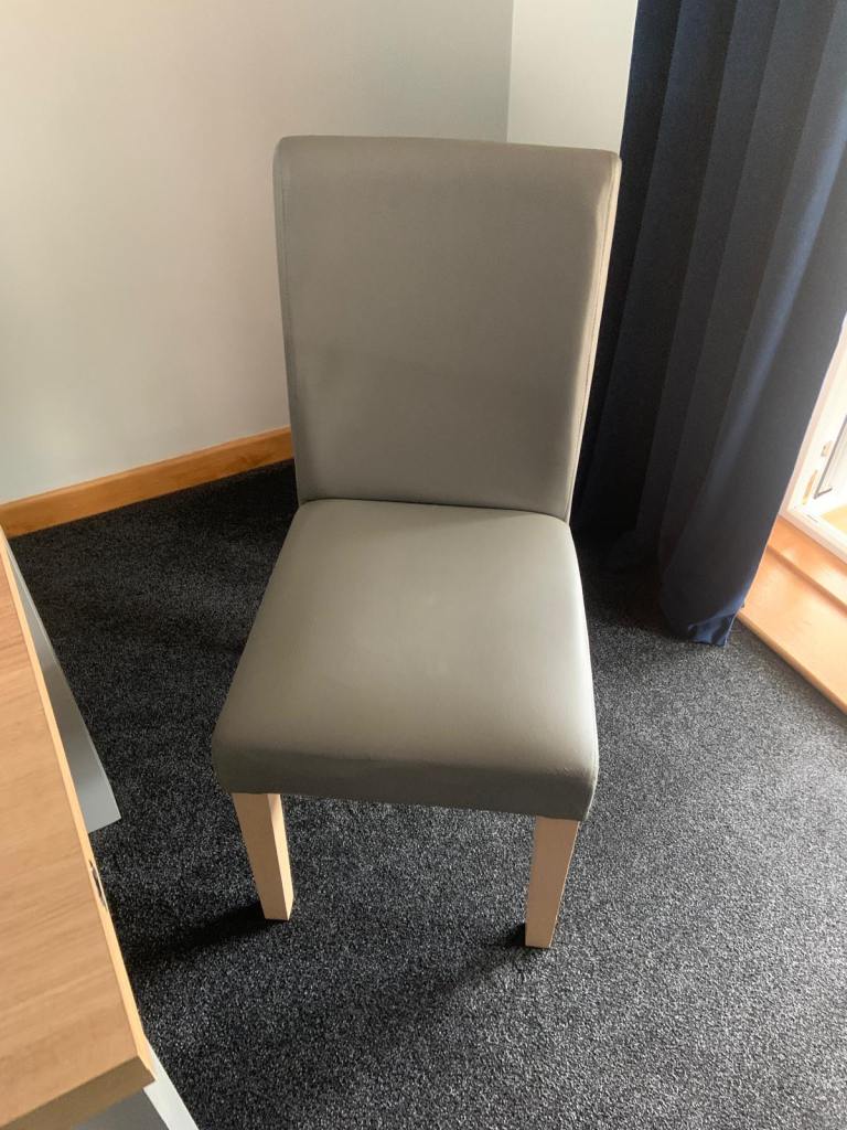 Free for uplift - Next extendable table & 4 chairs