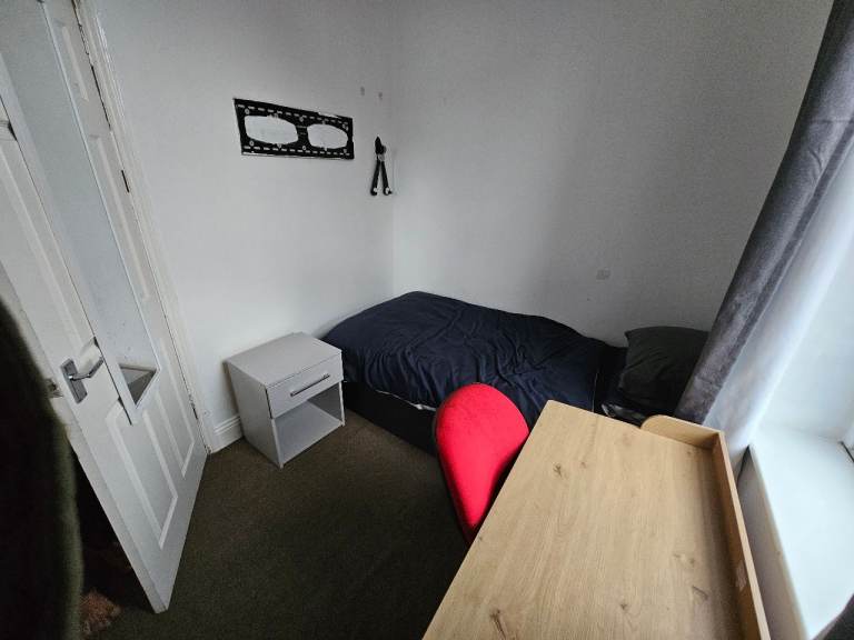 Single room with single bed in a shared house 