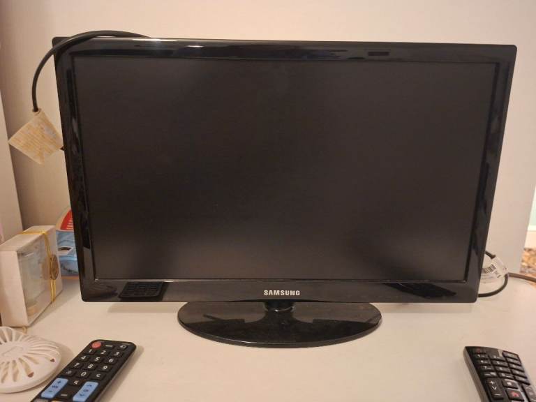 Samsung 18incn LCD TV – Black, Good Condition