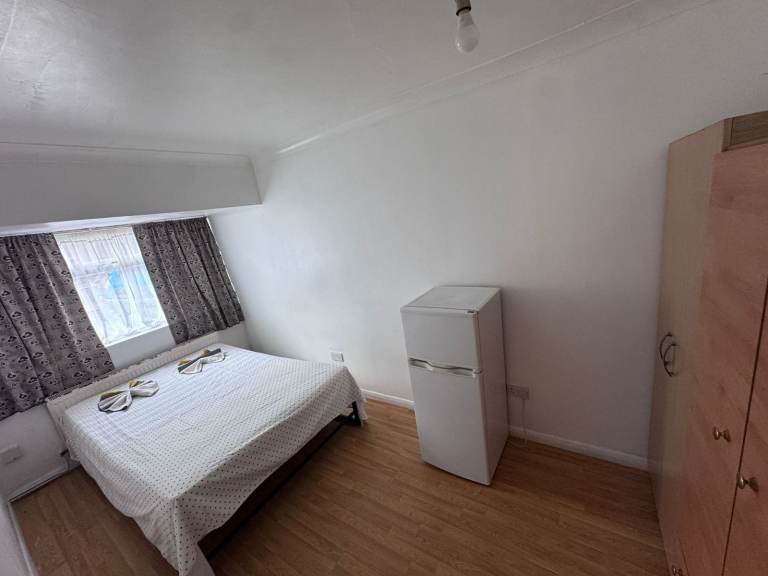 🏡 DOUBLE ROOM AVAILABLE IN WHITE HART LANE — BILLS INCLUDED ✨