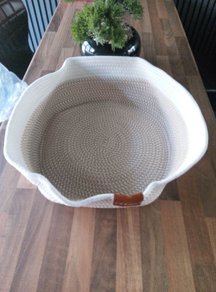 Writing 🐱 Cat / Small Dog Basket Bed – Soft Woven Pet Bed