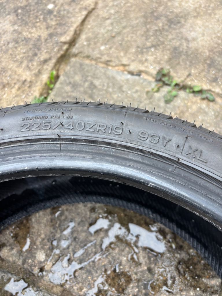225/40 ZR19 93y XL