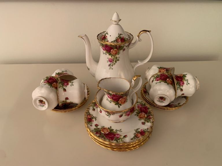 ROYAL ALBERT OLD COUNTRY ROSES TEA SET-21 PIECES