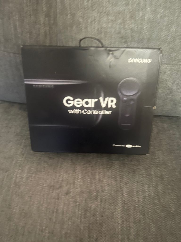 Samsung Gear VR with Controller - Good Condition