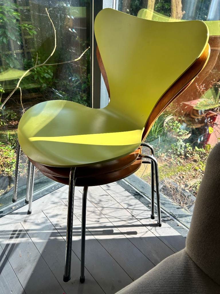 Original Danish mid-century Fritz Hansen series 7 dining chair by Arne Jacobsen in lime green 