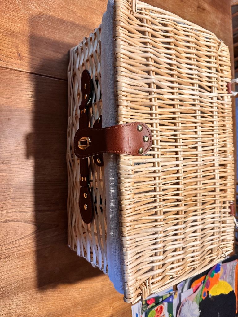 Large picnic hamper 