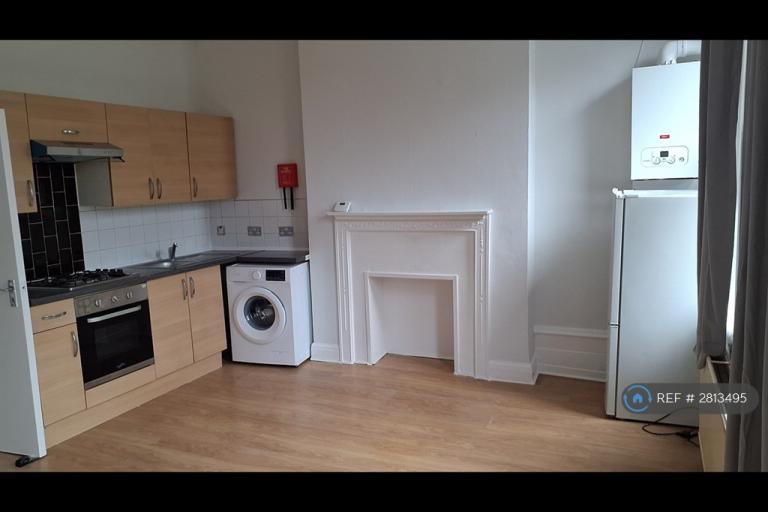 1 bedroom flat in Holloway Road, London, N19 (1 bed) (#2813495)