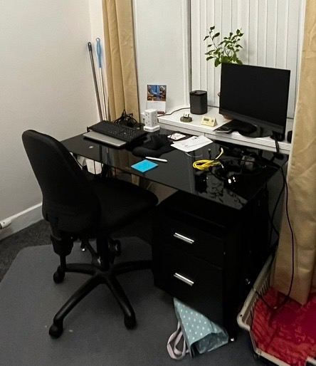 REDUCED: Office Desk / Gaming Desk with glass top and drawers 