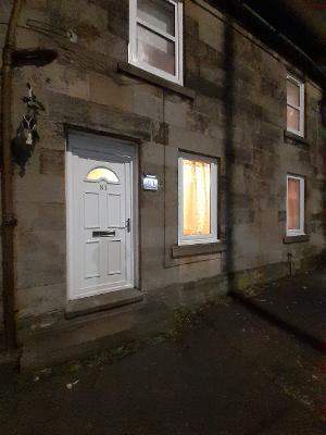 Lovely fully furnished ground floor 1 bed flat in central carluke with private garden.