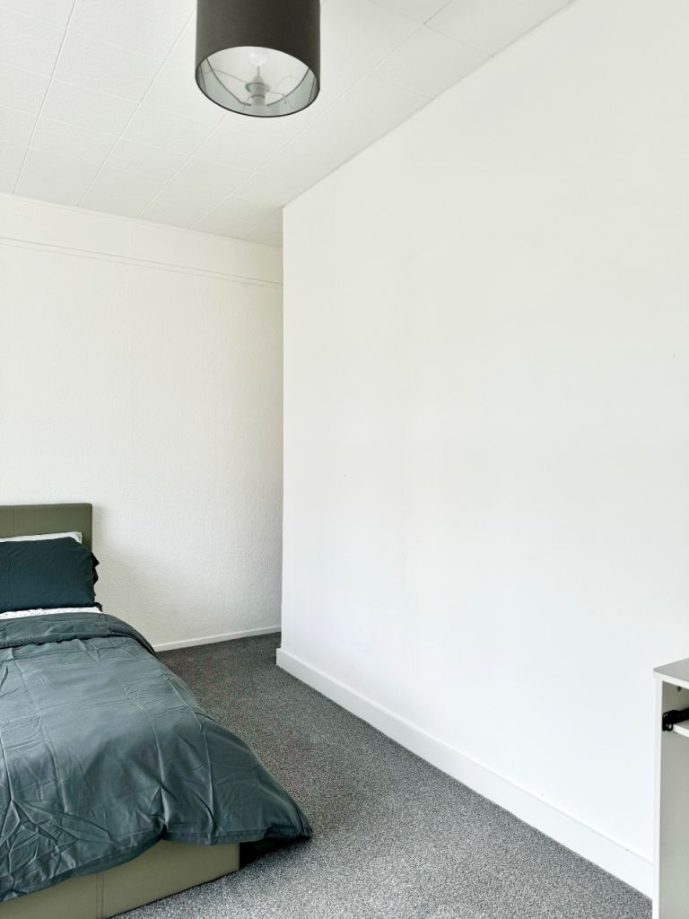 ROOM AVAILABLE IN CV4