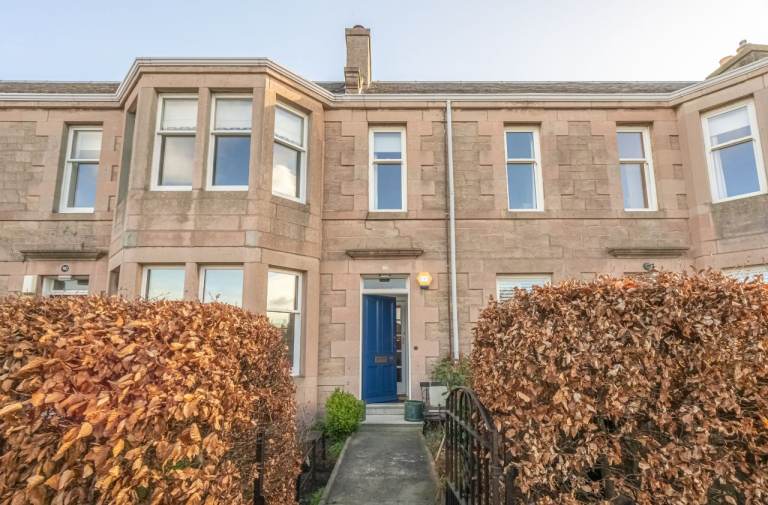 Exceptionally well presented bright and spacious three-bedroom upper villa situated in Trinity. 