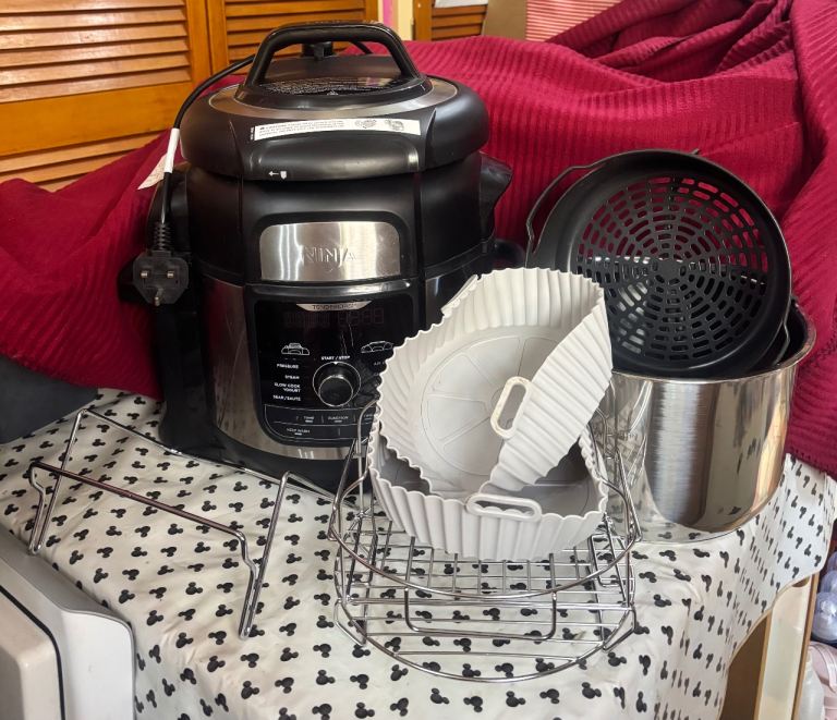 Ninja Foodi Multi Cooker 7.5L 9 in 1 & Accessories. Family Size