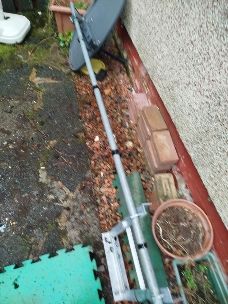 Complete Satellite dish set, LNB, long pole and Bracket 