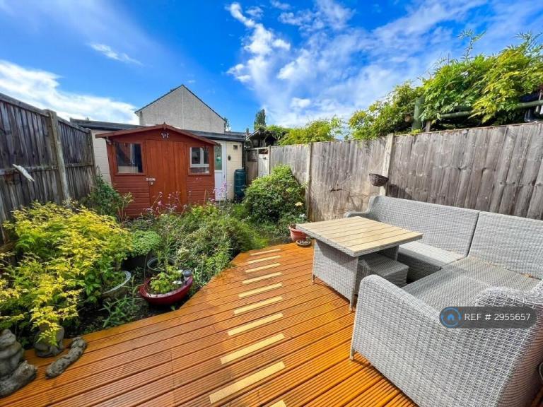 1 bedroom in Eastcote Avenue, West Molesey, KT8 (#2955657)