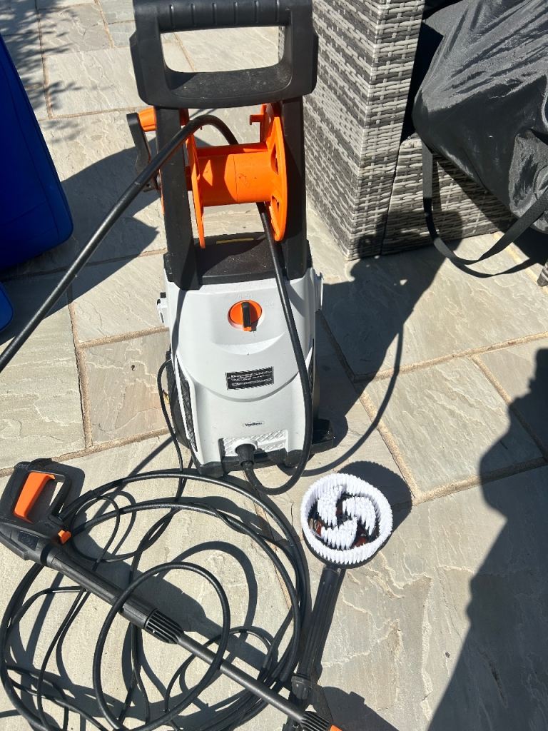 HENGDA Pressure Washer with Accessories – Good Condition
