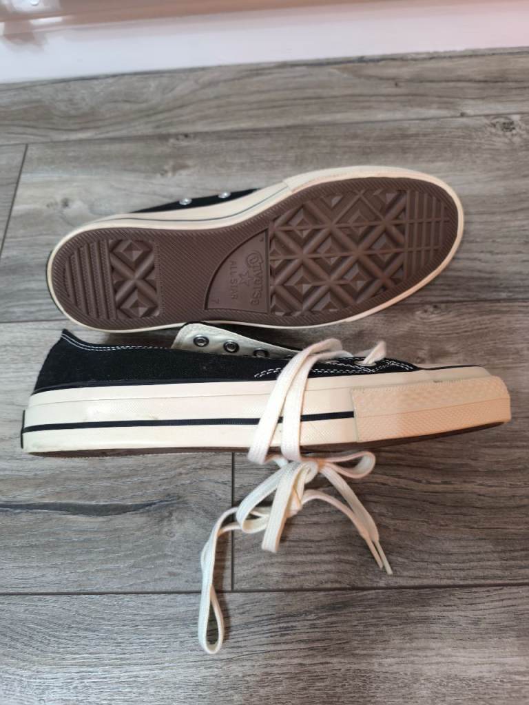 Converse shoes size 7 brand new 
