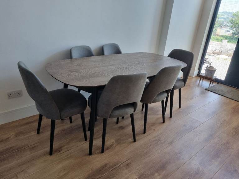 BENTLEY DESIGNS Extending DINING TABLE AND 6 PADDED CHAIRS