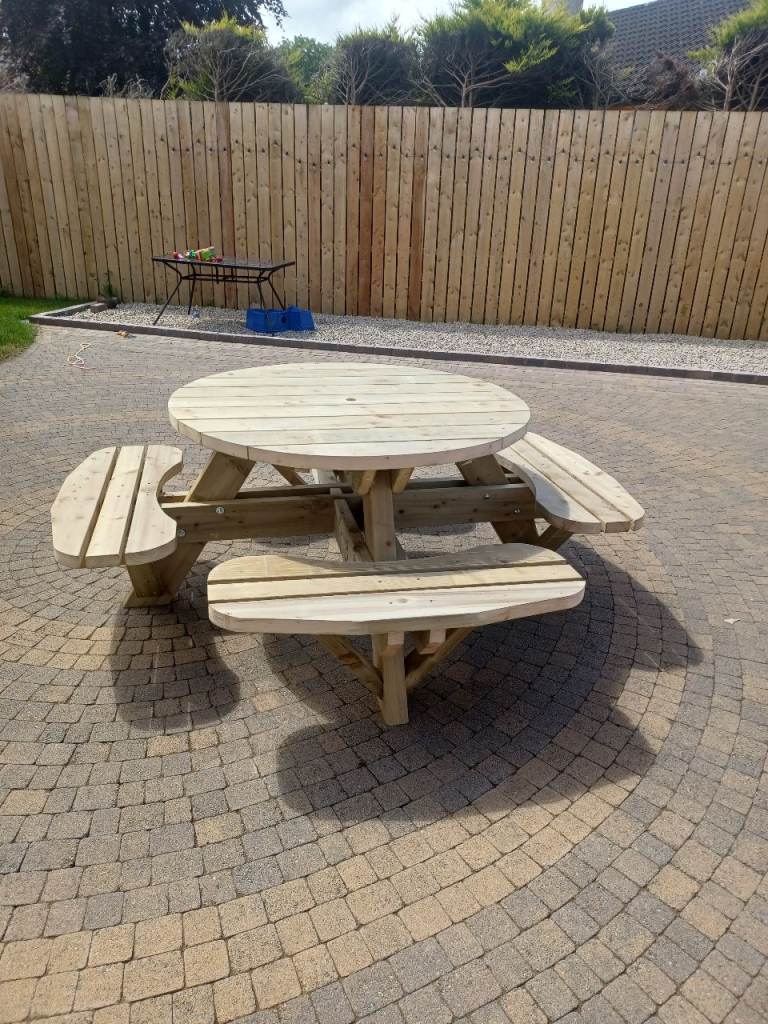 Round 8 seater picnic table 