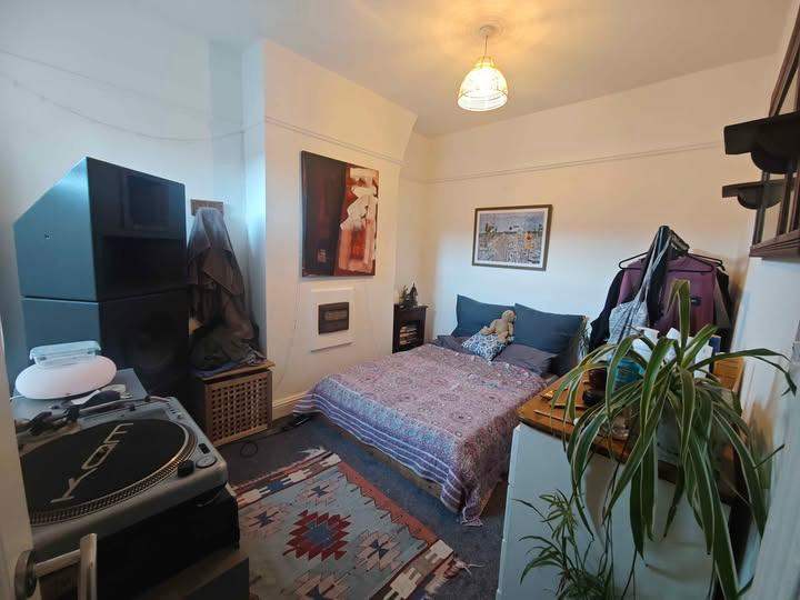 Lovely medium sized room, Aigburth terraced house