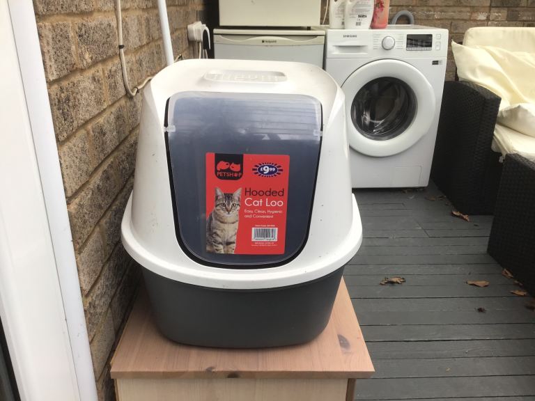 Hooded cat litter tray