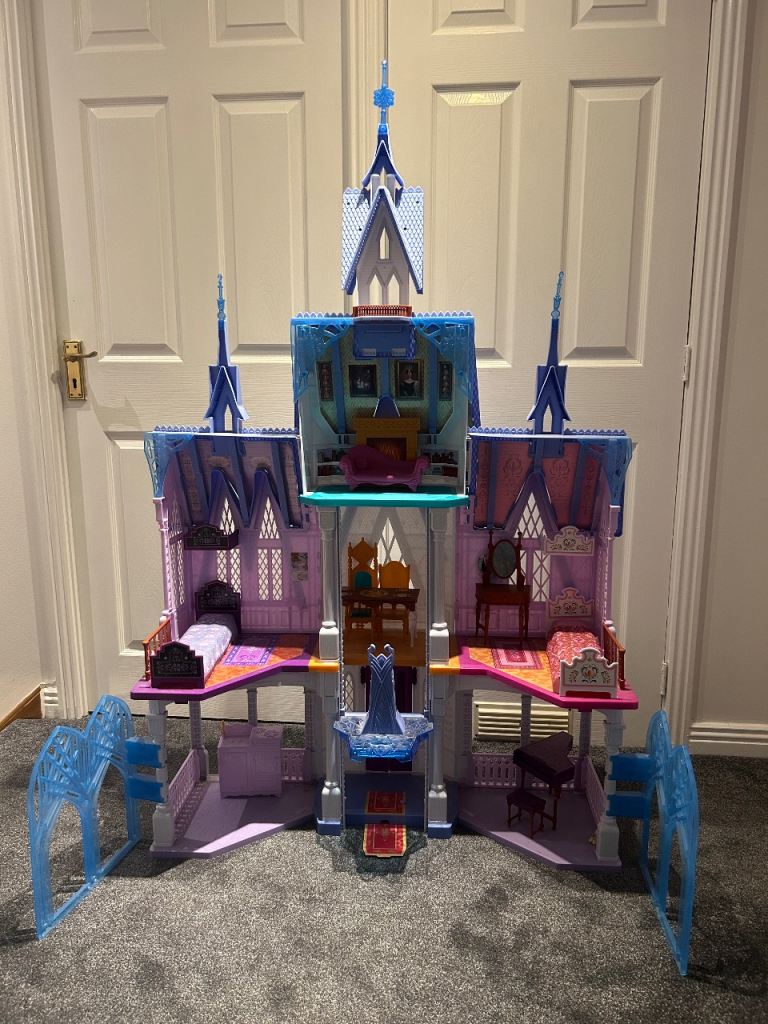 Frozen Arendelle Castle & Figures Bundle 