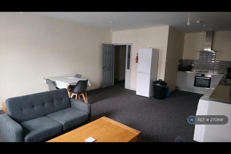 3 bedroom flat in The Square, Kenilworth, CV8 (3 bed) (#2713641)