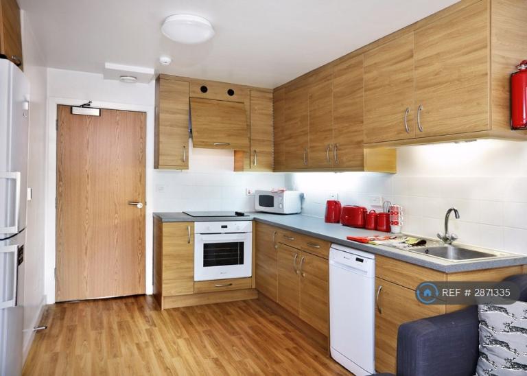 3 bedroom flat in Arwen Lodge, Winchester, SO22 (3 bed) (#2871335)